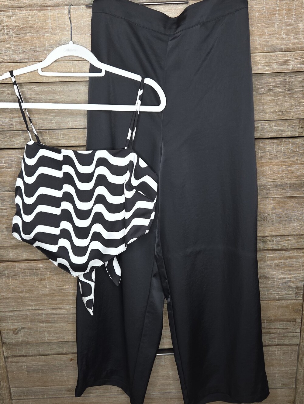 House of Harlow 2-Piece Set Satin Wide Leg Pants & Wave Print Tie Crop Top Med